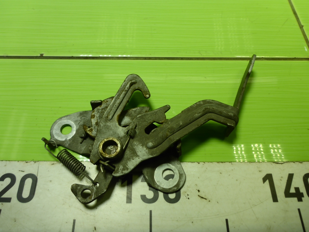 Замок капота