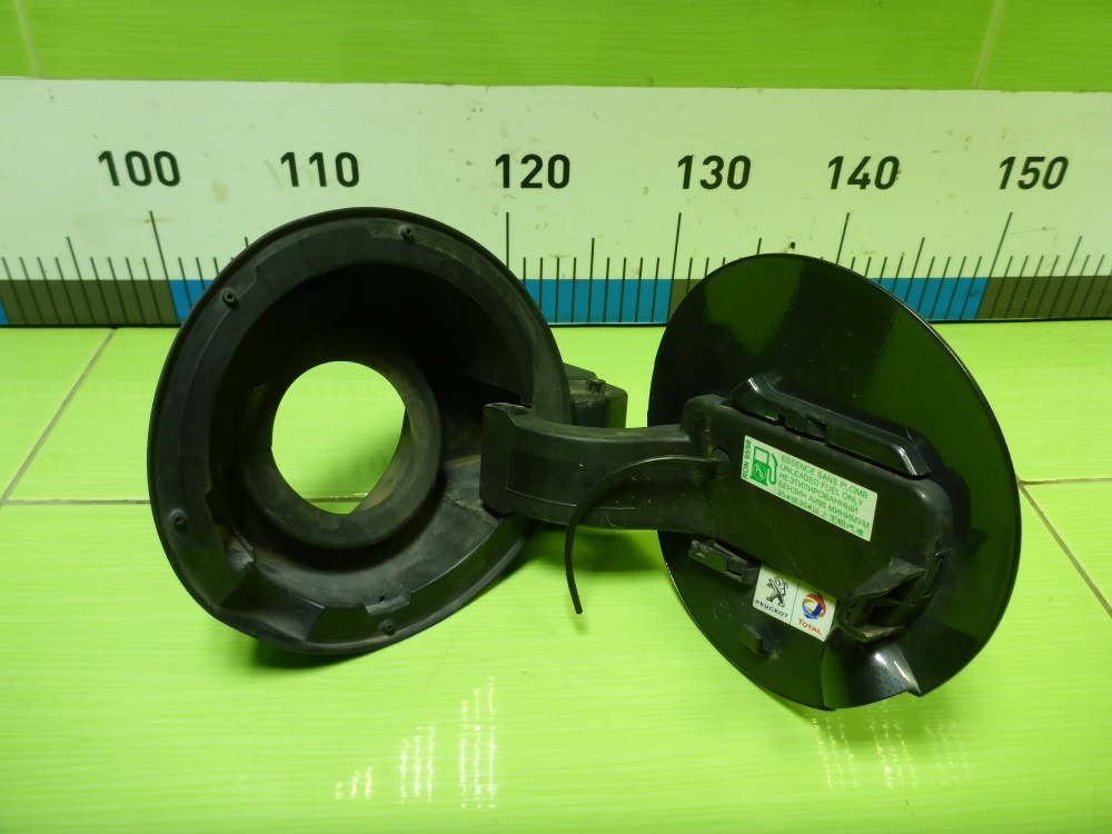 Лючок бензобака