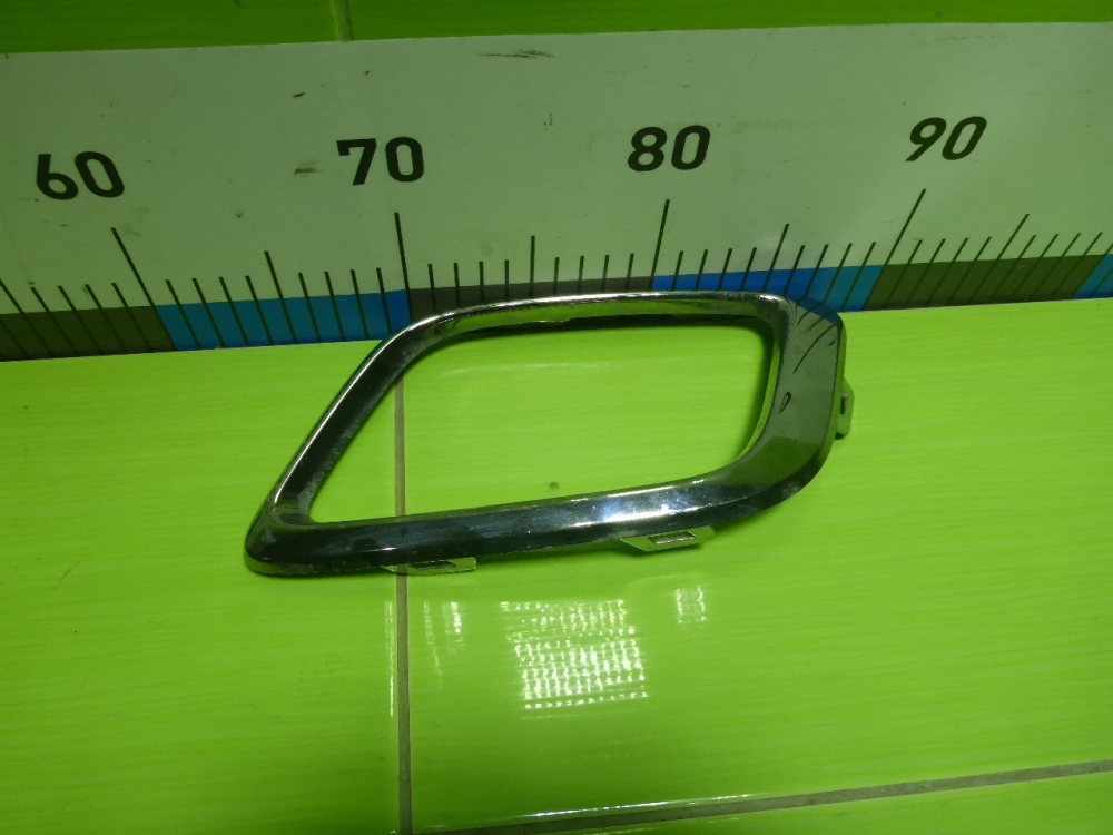 Рамка противотуманной фары правой