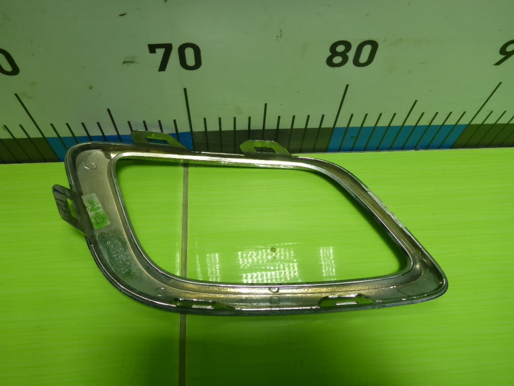 Рамка противотуманной фары правой
