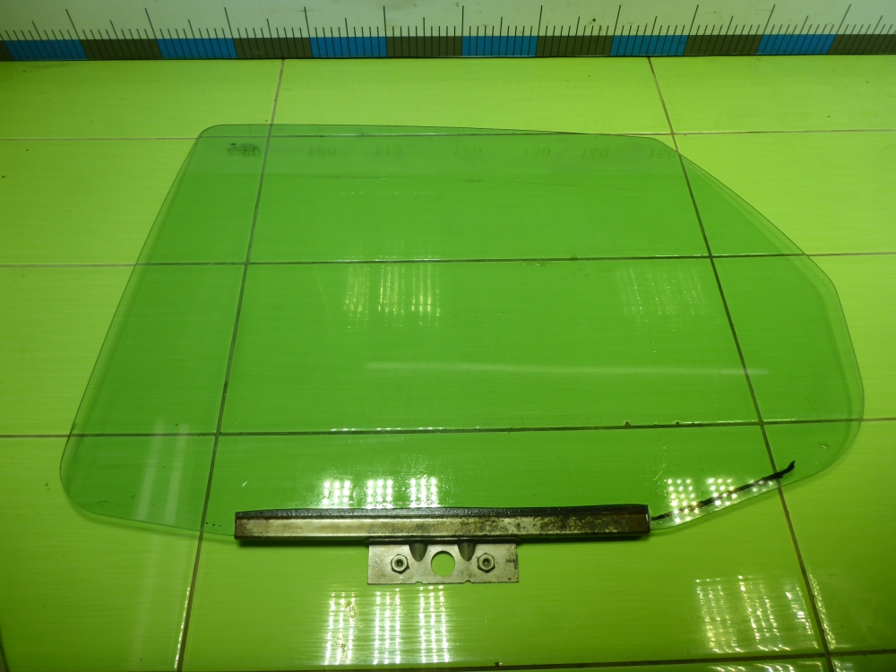 Стекло двери задней левой