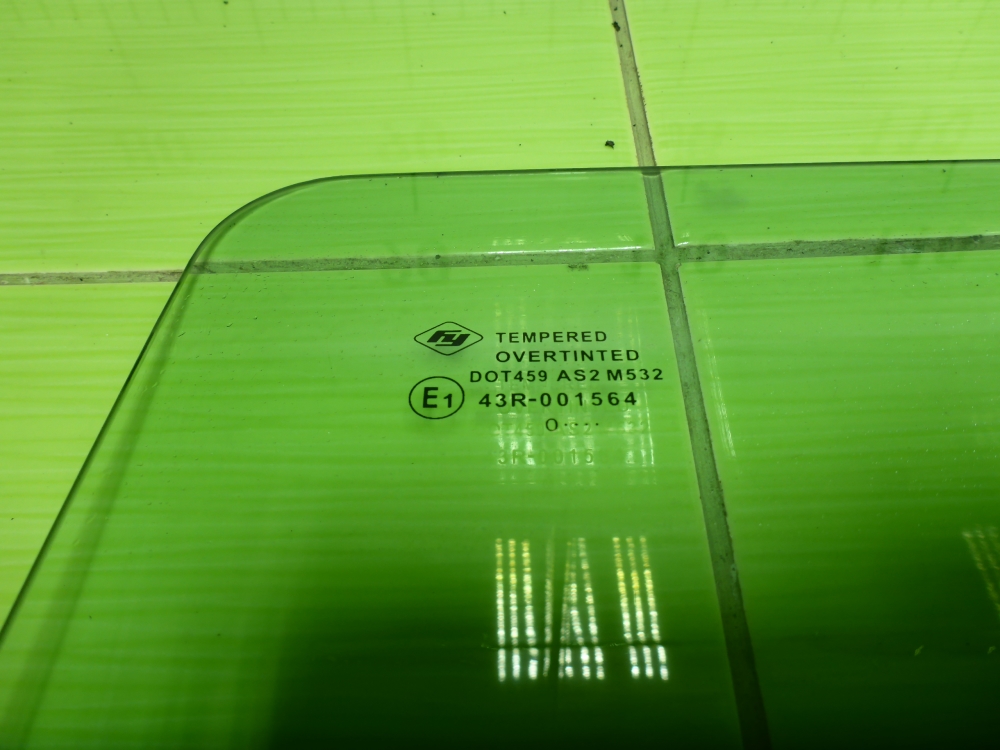 Стекло двери задней левой
