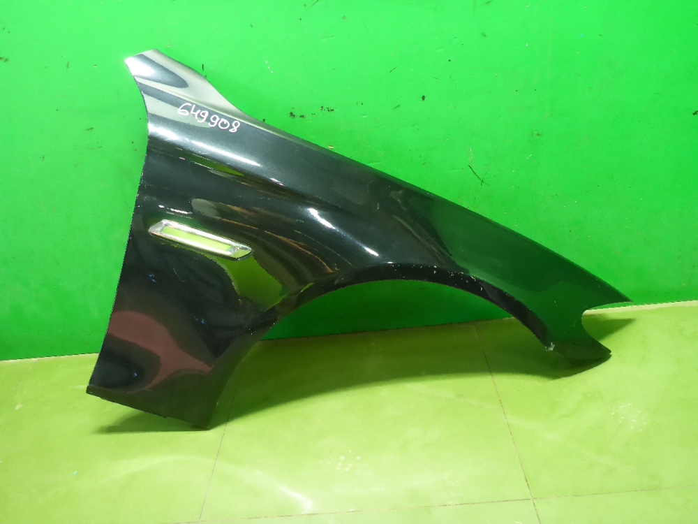 Крыло переднее правое