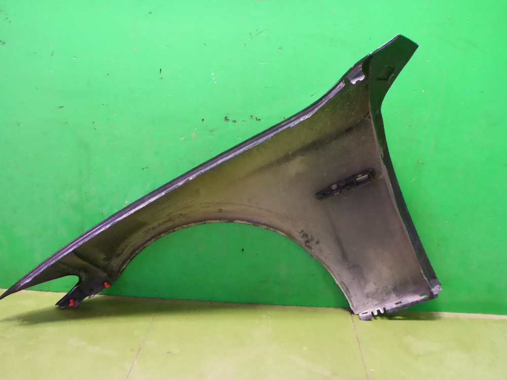 Крыло переднее правое