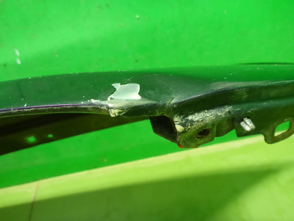 Крыло переднее правое