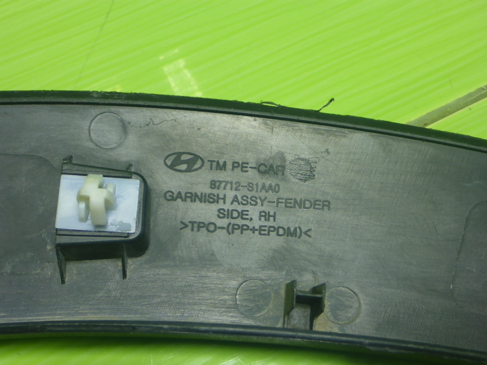 Накладка переднего крыла правого