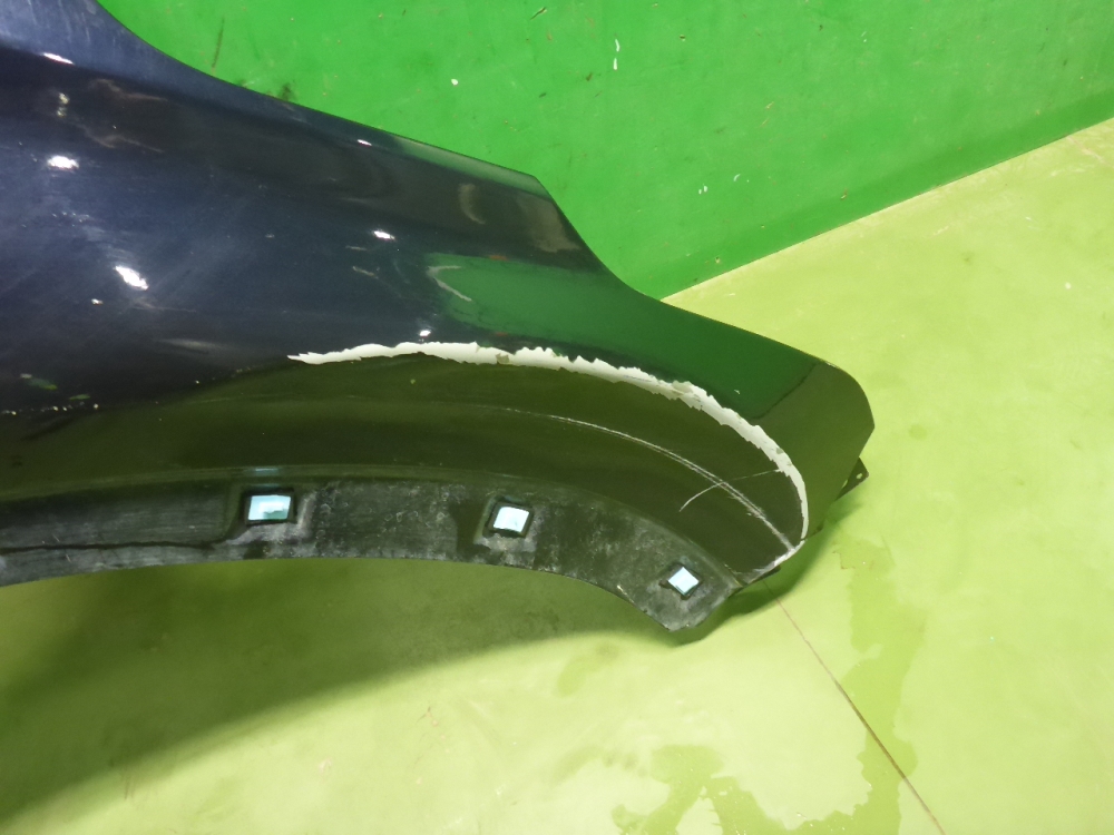 Крыло переднее правое