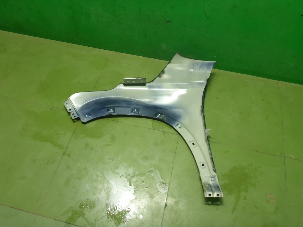 Крыло переднее правое