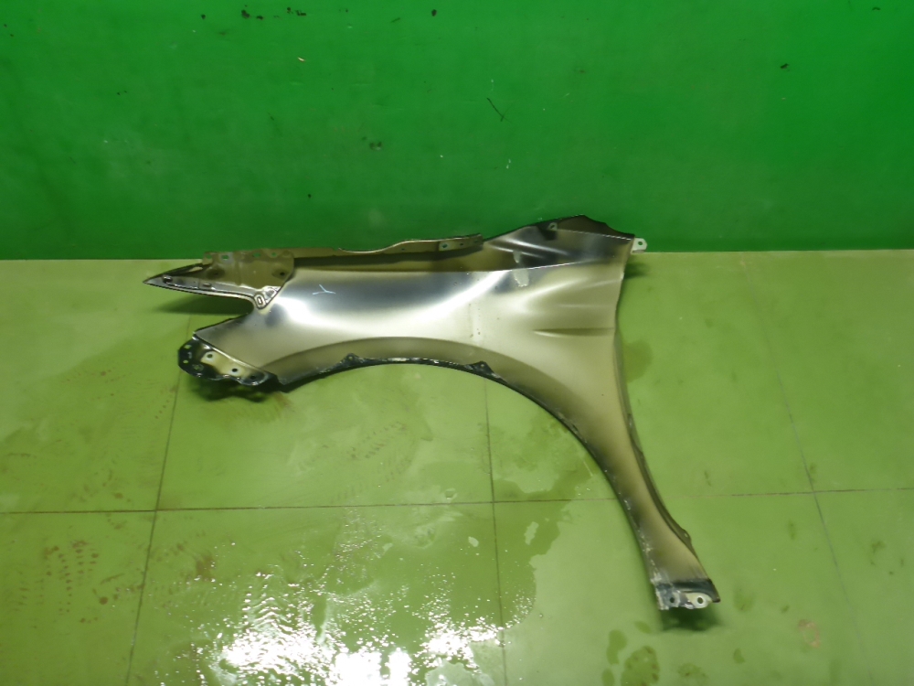 Крыло переднее правое