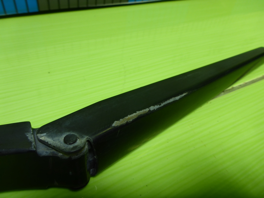 Поводок стеклоочистителя передний левый