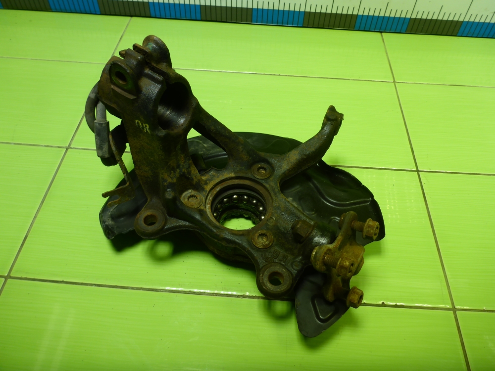 Кулак поворотный передний правый