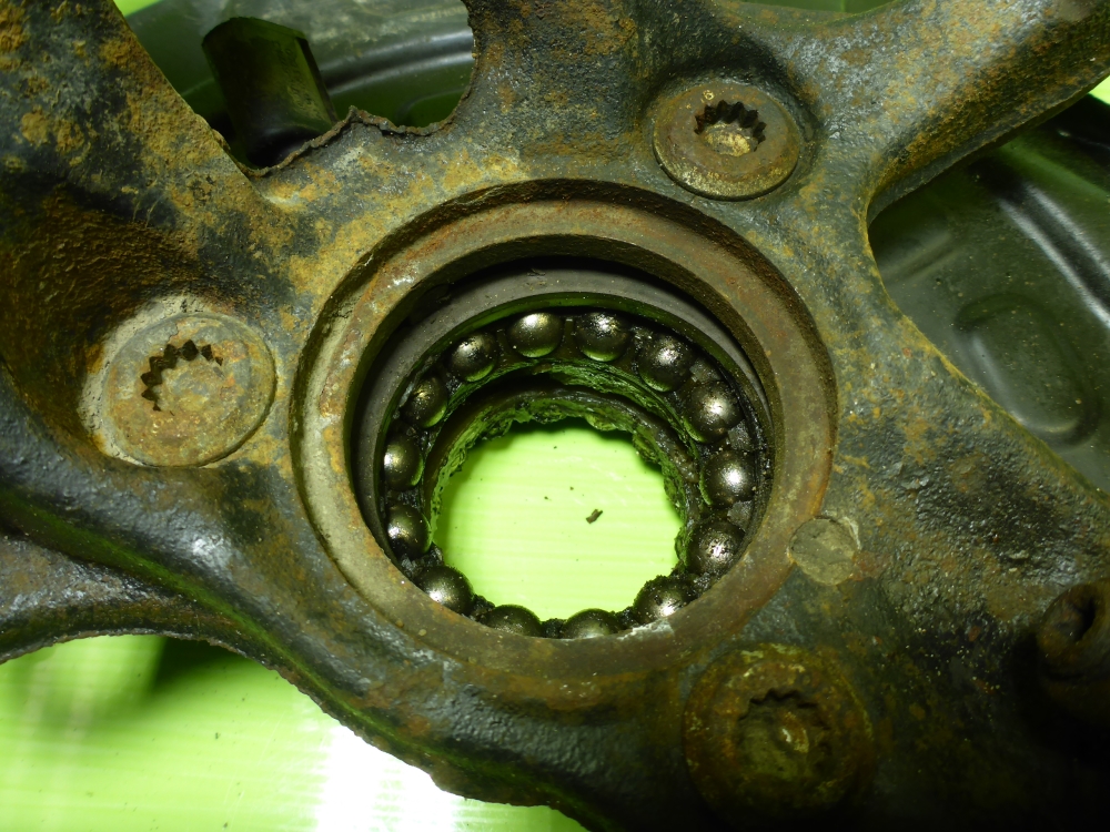 Кулак поворотный передний правый