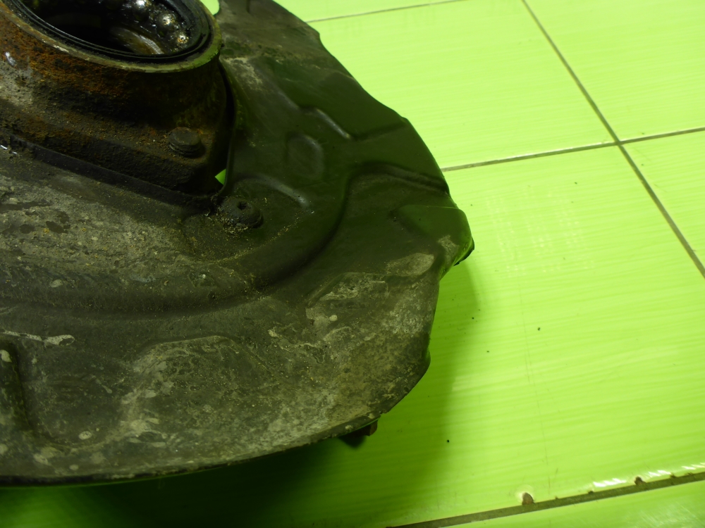 Кулак поворотный передний правый