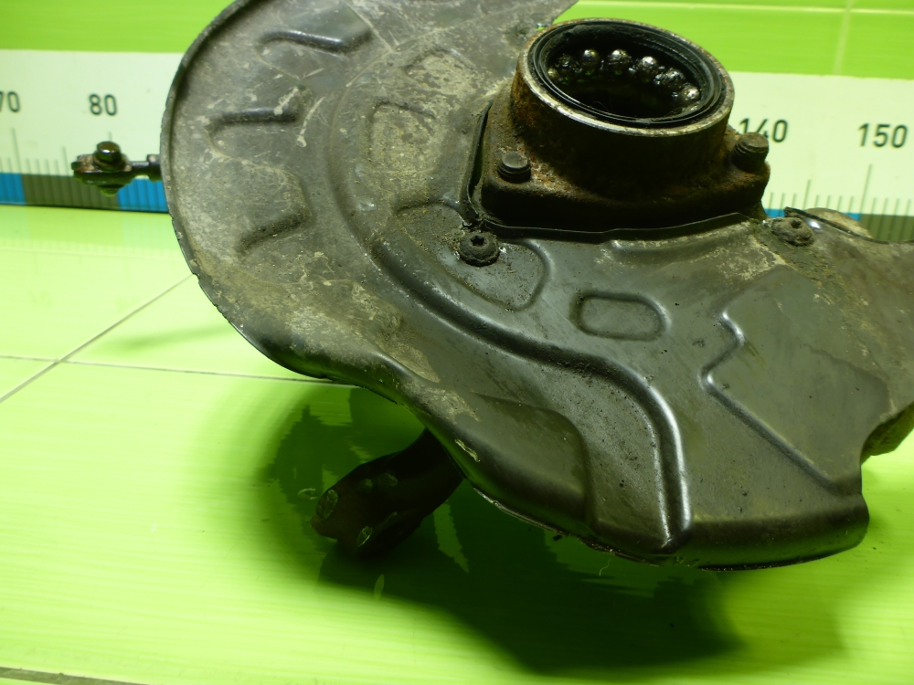 Кулак поворотный передний правый