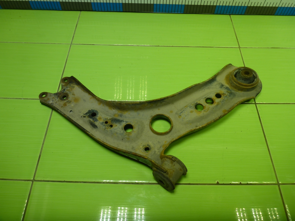 Рычаг передний левый