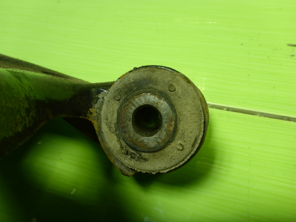 Рычаг передний левый