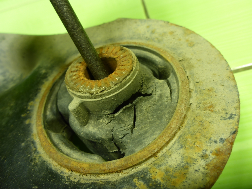 Рычаг передний левый