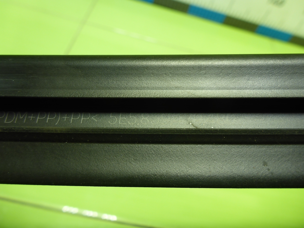 Накладка стекла заднего левого