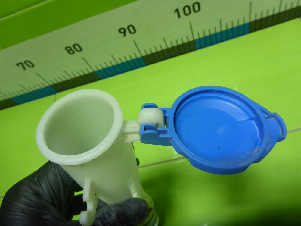 Горловина бачка омывателя