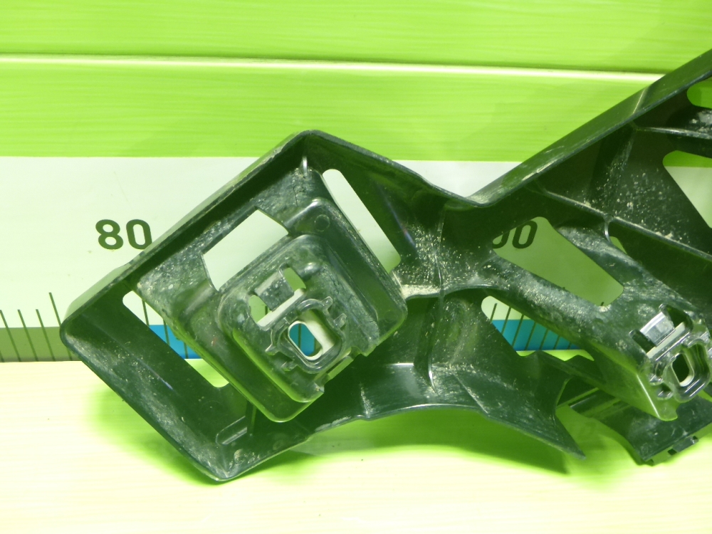 Кронштейн заднего бампера правый