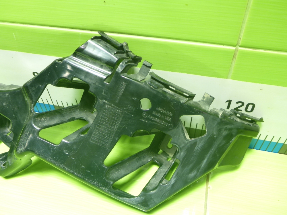 Кронштейн заднего бампера правый