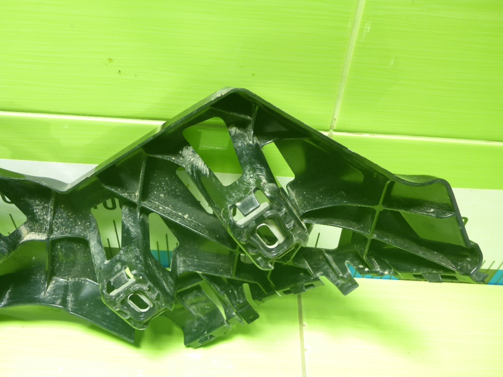 Кронштейн заднего бампера правый