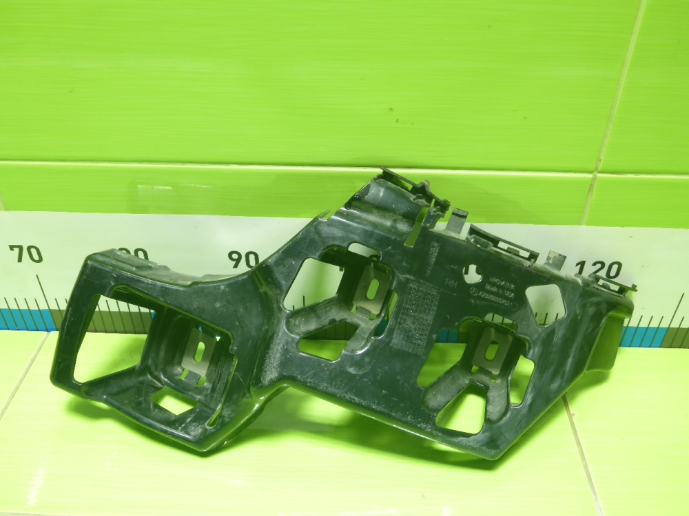 Кронштейн заднего бампера правый