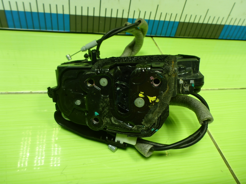 Замок двери задней правой