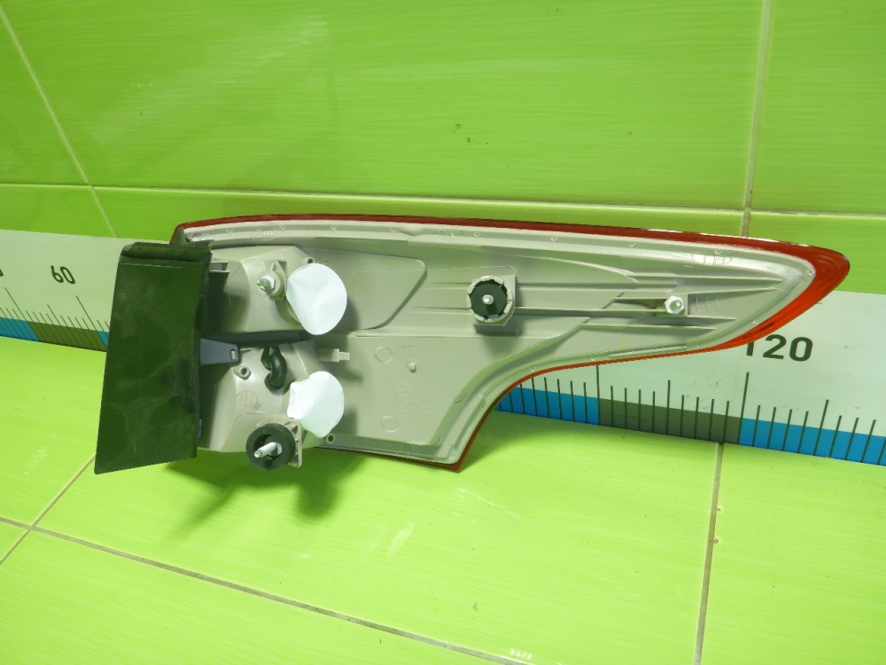 Фонарь задний наружный левый