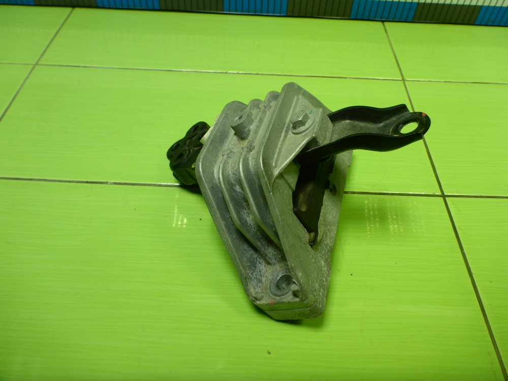 Опора двигателя правая