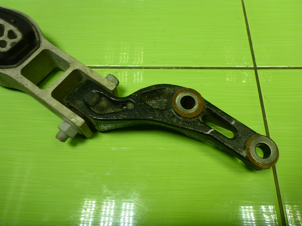 Опора двигателя задняя