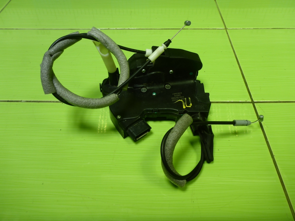 Замок двери передней левой