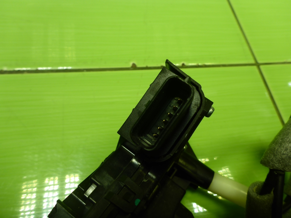 Замок двери передней левой