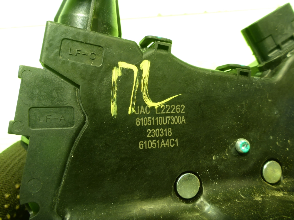 Замок двери передней левой