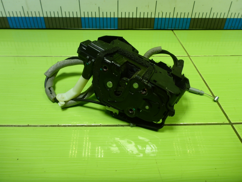 Замок двери передней левой