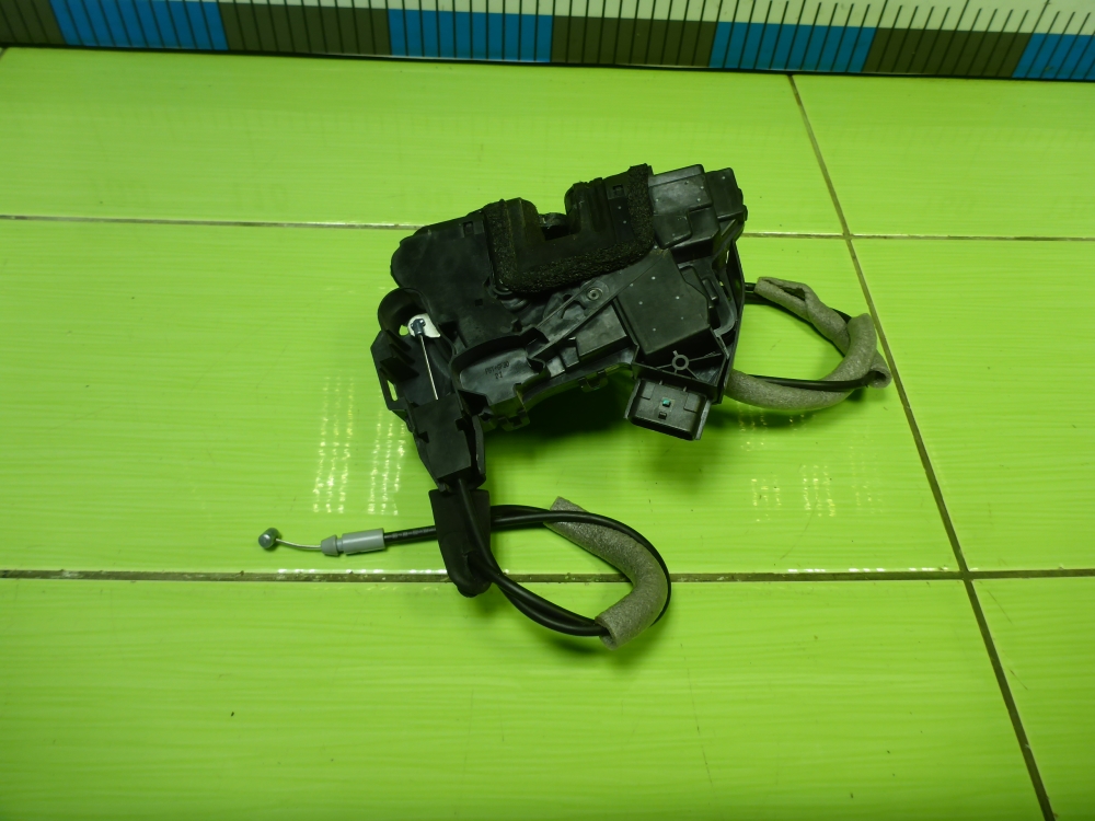 Замок двери передней левой