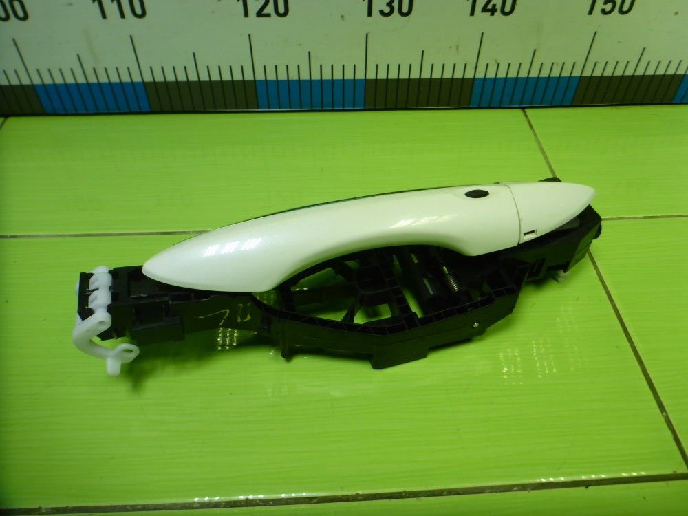 Ручка двери передней наружная левая