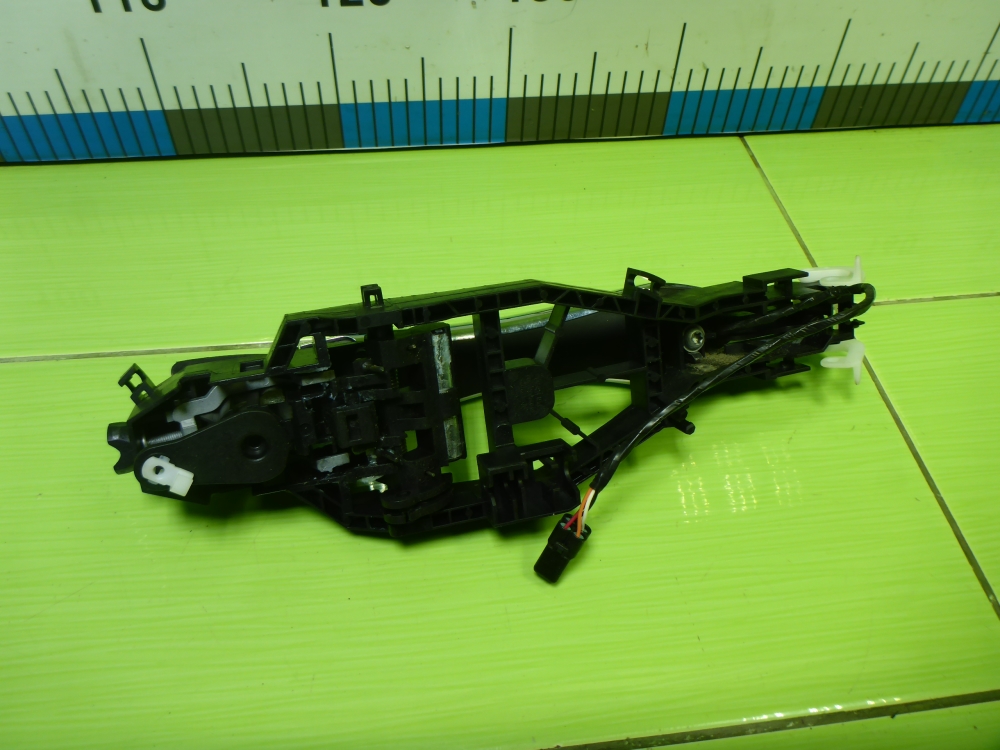 Ручка двери передней наружная левая