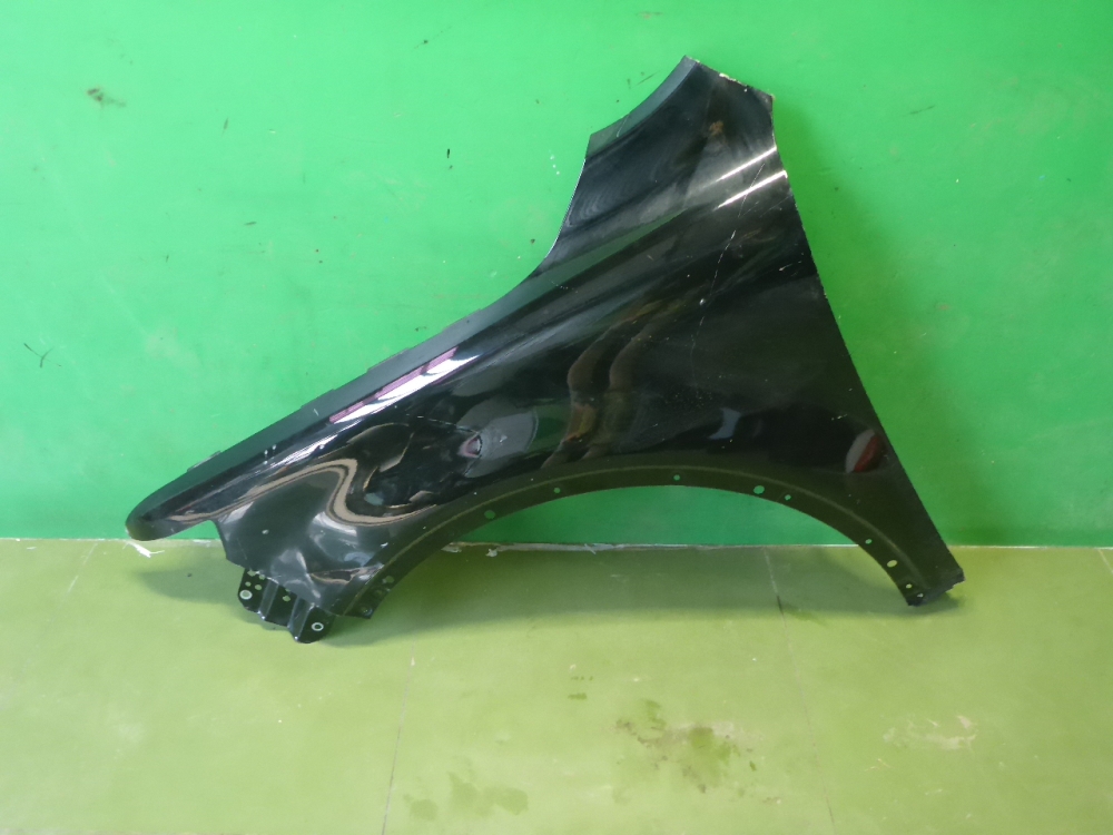 Крыло переднее левое