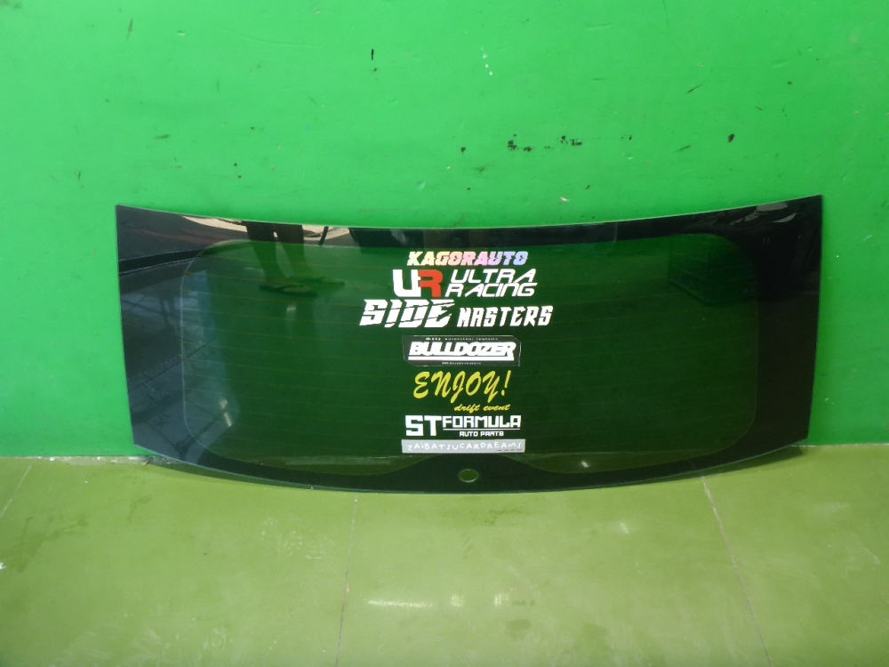 Стекло двери багажника