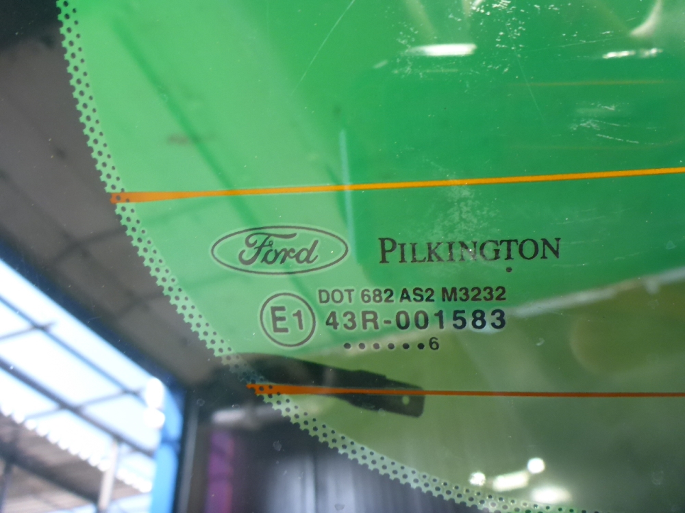 Стекло двери багажника