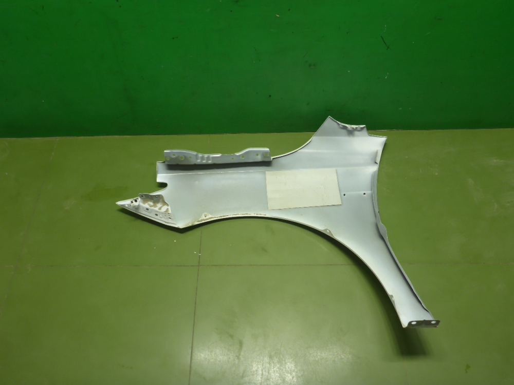 Крыло переднее правое