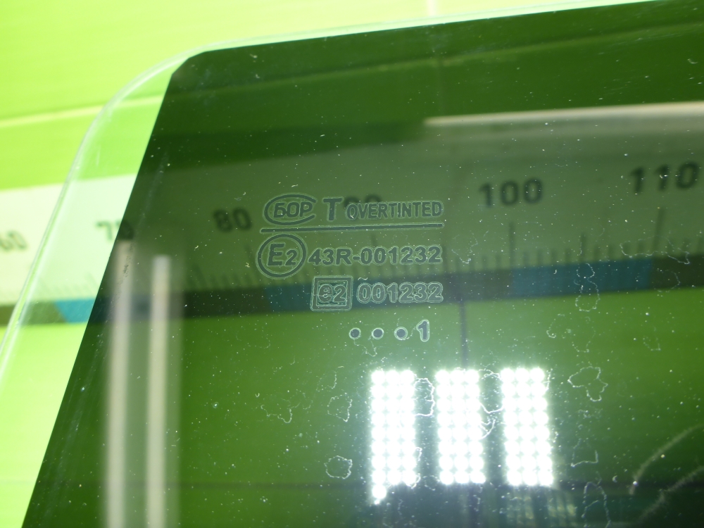 Стекло двери задней левой