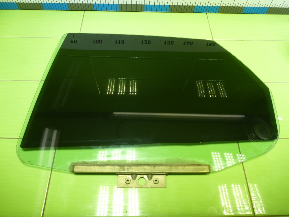 Стекло двери задней левой