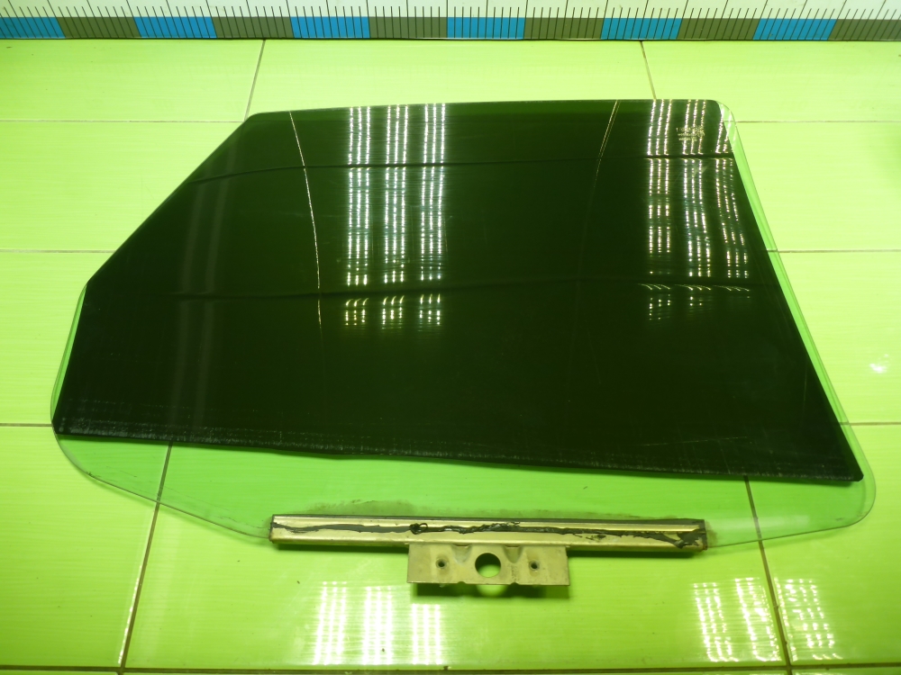 Стекло двери задней левой