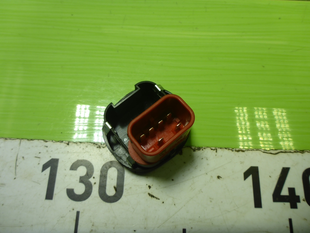 Кнопка стеклоподъемника