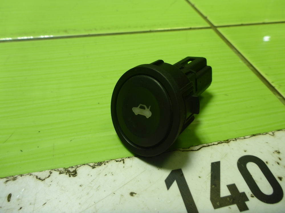 Кнопка открывания багажника