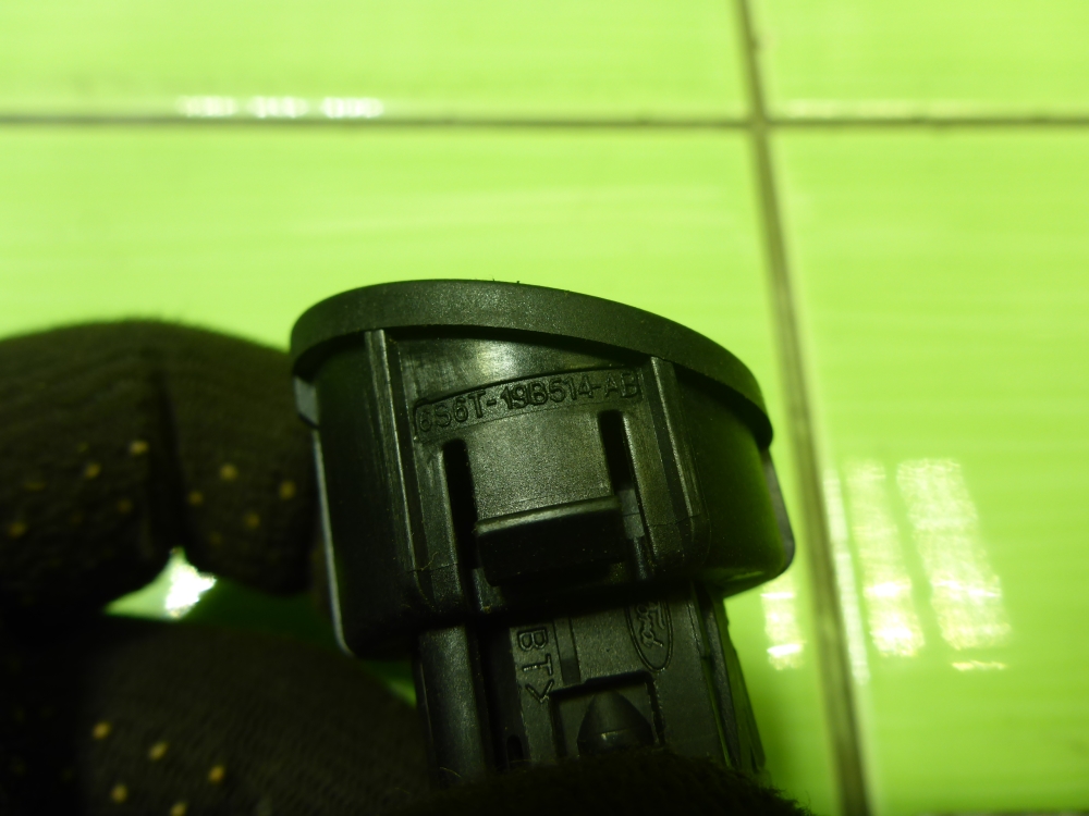 Кнопка открывания багажника