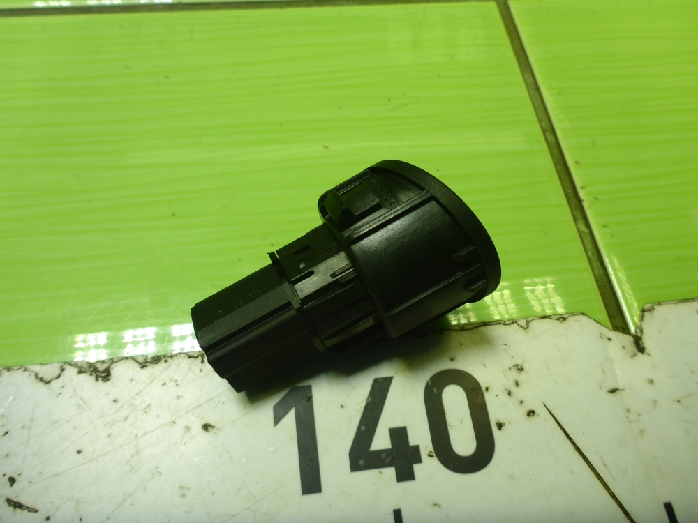 Кнопка открывания багажника