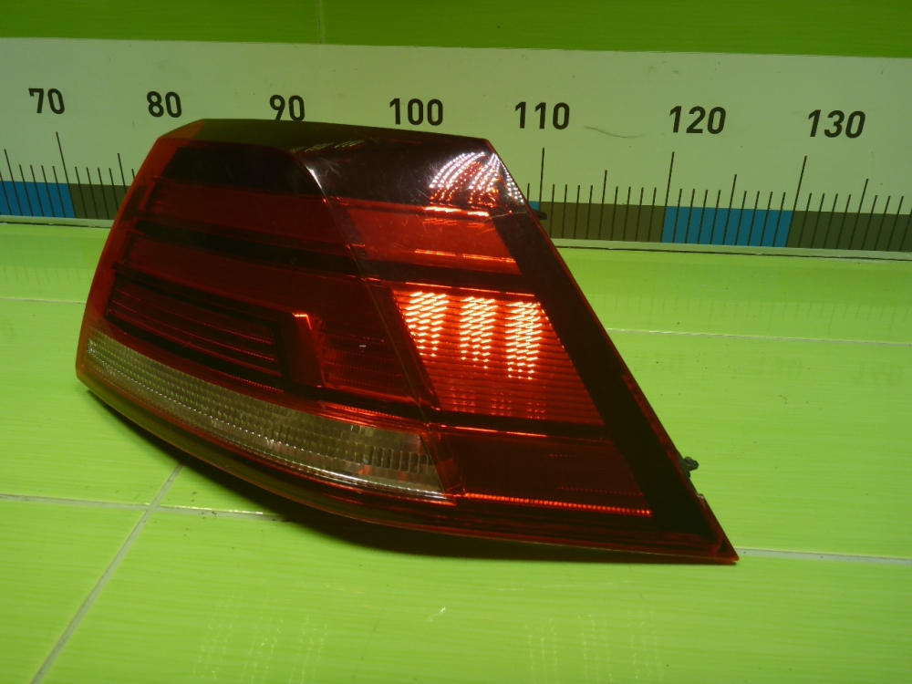 Фонарь задний наружный правый